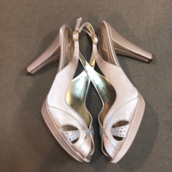Like New Nina gold satin rhinestone heels - Picture 4 of 8